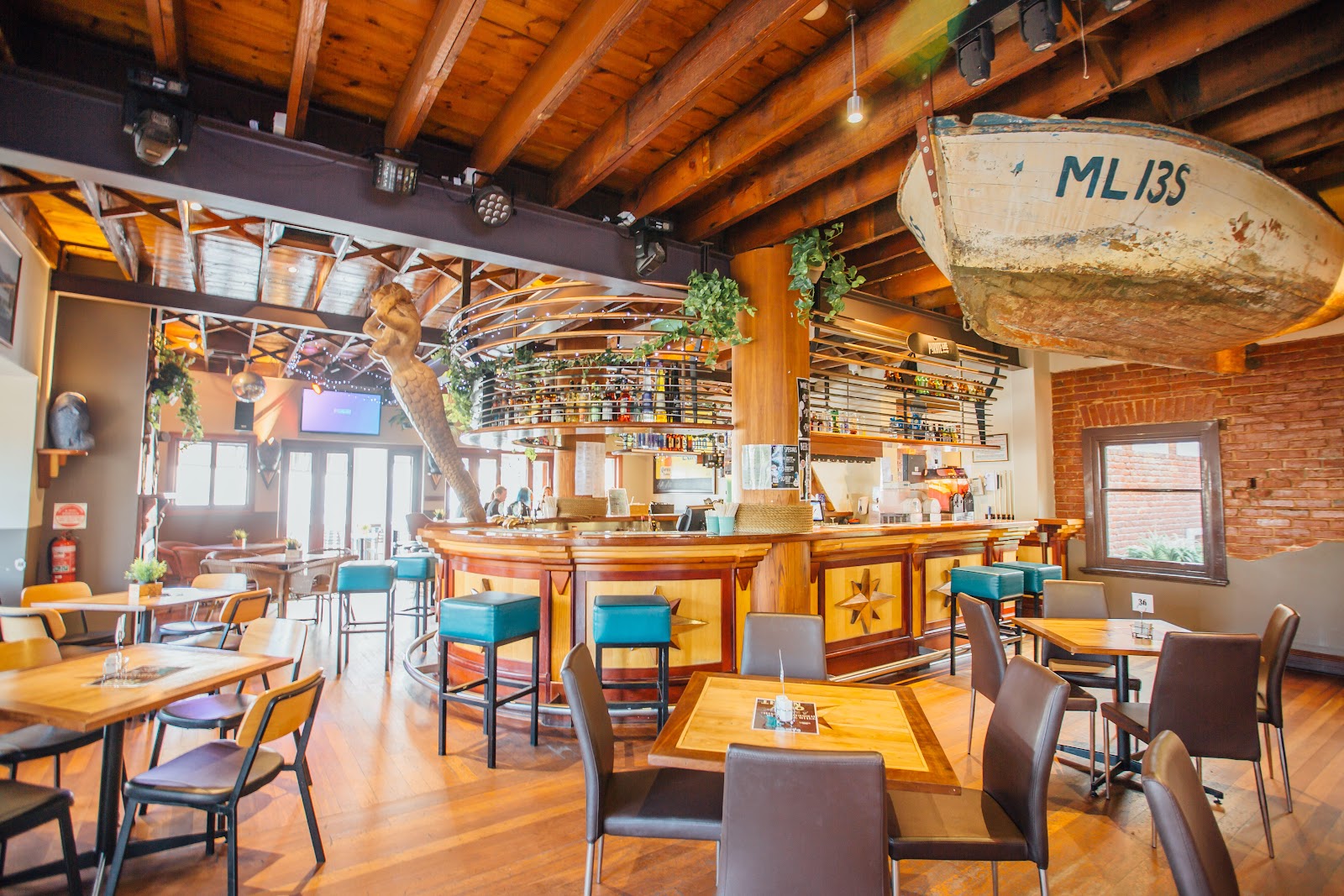 Dining at Seacliff Beach Hotel